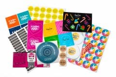 ett urval av dekaler och etiketter