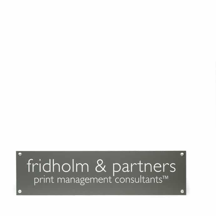 väggskylt "Fridholm & Partners"