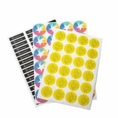 Pappersetiketter på ark