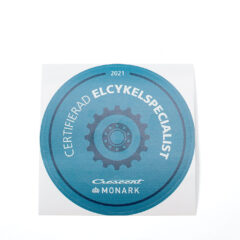 Fönsterdekal "Monark", pvc-fri och limfri, levereras toppstansad på kvadratisk bärare.