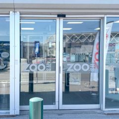 Utskuren frostad vinyl, att användas på fönster.