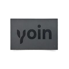 präglad konstläderetikett "Yoin".