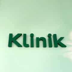 3D-text i frigolit, klädd med färgad akryl.