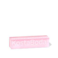 Akrylskylt "KostaBoda", där två transparenta block har tryckts på baksidan och limmats rygg-mot-rygg, för att få en snygg djupkänsla.