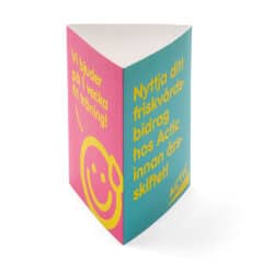 "bordsryttare", en skylt som viks ihop till en trekant – liggande eller stående – och ställs på bord/disk.