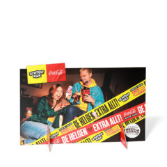 Figurstansad bordsskylt "Schysst käk" i kartong, med två fotstöd.