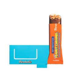 Hyllkantspratare i papp, som fäst på hyllkanten runt prisskylten. Den lilla flärpen nedtill fäst med dubbelhäftande tejp vid montering, så att den figurstansade produkten sticker ut 90 grader från hyllan.