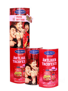 Oliksidig popup "Santa Maria" i fullstorlek att ställas på golvet. Den viks på 4 delar, med gummibandsmekanism och har ett blankt laminat som ger en glansig och tålig yta. Därtill en add-on i form av en gördel. Popupen har även en perforering i mitten, så den kan delas i två mindre popuper, om utrymme inte finns i butiken.