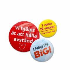 Ett urval kampanjknappar i olika storlek.