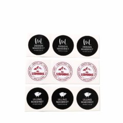 Toppstansade etiketter på ark.