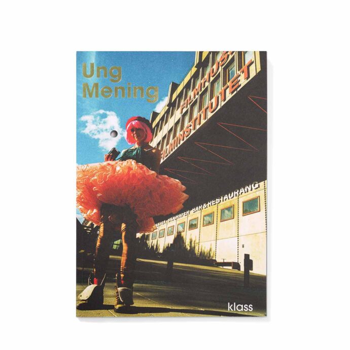 Periodisk tidskrift, "Ung Mening", med hålborrning rakt igenom tidskriften, som en specialeffekt.