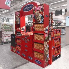 Kampanjtorg "Santa Maria Finland" bestående av två golvdisplayer med en integrerad portal, pallsvep och popup.