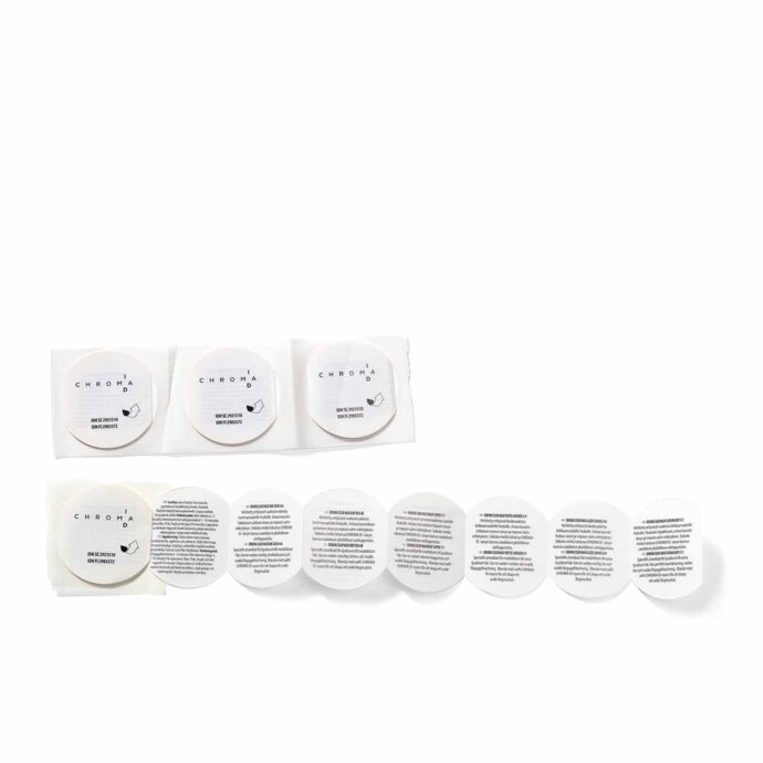 "Booklet-etiketter", där man kan veckla ut en liten broschyr. Nedanför visas etiketterna levererade på rulle för maskinell applicering.