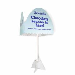 Karusell "Barebells" avsedd för ett kampanjtorg, som ett tak ovanför pallar/displayer.