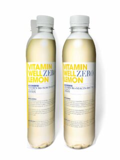 Två likadana popups "Vitamin Well" att ställas på golvet – en framifrån och en från sidan. De har en figurstansad topp som efterliknar produkten. De viks på 4 delar, med gummibandsmekanism.