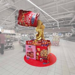 Kampanjtorg "Nachos" bestående av en stor golvdekal, höga pallsvep och en jättepåse med chips hängd i taket.