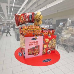 Kampanjtorg "Nachos" bestående av en stor golvdekal, höga pallsvep och en jättepåse med chips hängd i taket.