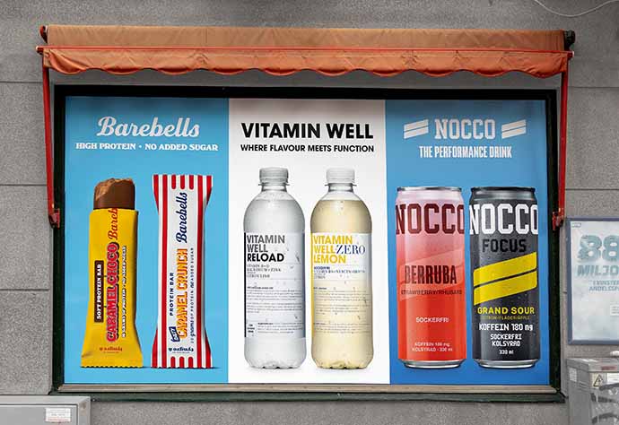 tryckt vinyl, renskuren på ett skyltfönster