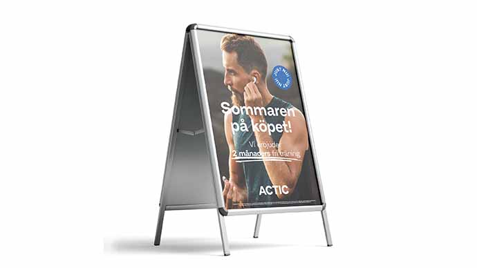 Så kallad gatupratare, eller "trottoarpratare", dvs ett skyltställ att ställa utanför en butik.