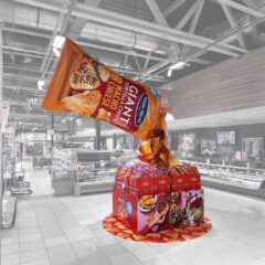 Kampanjtorg "Nachos" bestående av en stor golvdekal, höga pallsvep och en jättepåse med chips hängd i taket.