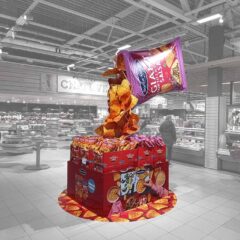 Kampanjtorg "Nachos" bestående av en stor golvdekal, höga pallsvep och en jättepåse med chips hängd i taket.