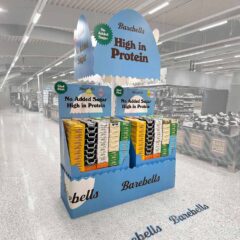 Kampanjtorg "Barebells" bestående av en karusell, två palldisplayer, pallsvep och golvdekaler.