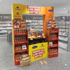 Kampanjtorg "Kronfågel & Santa Maria" bestående av två golvdisplayer, med en portal, hyllvippor, skylt och golvdekaler.